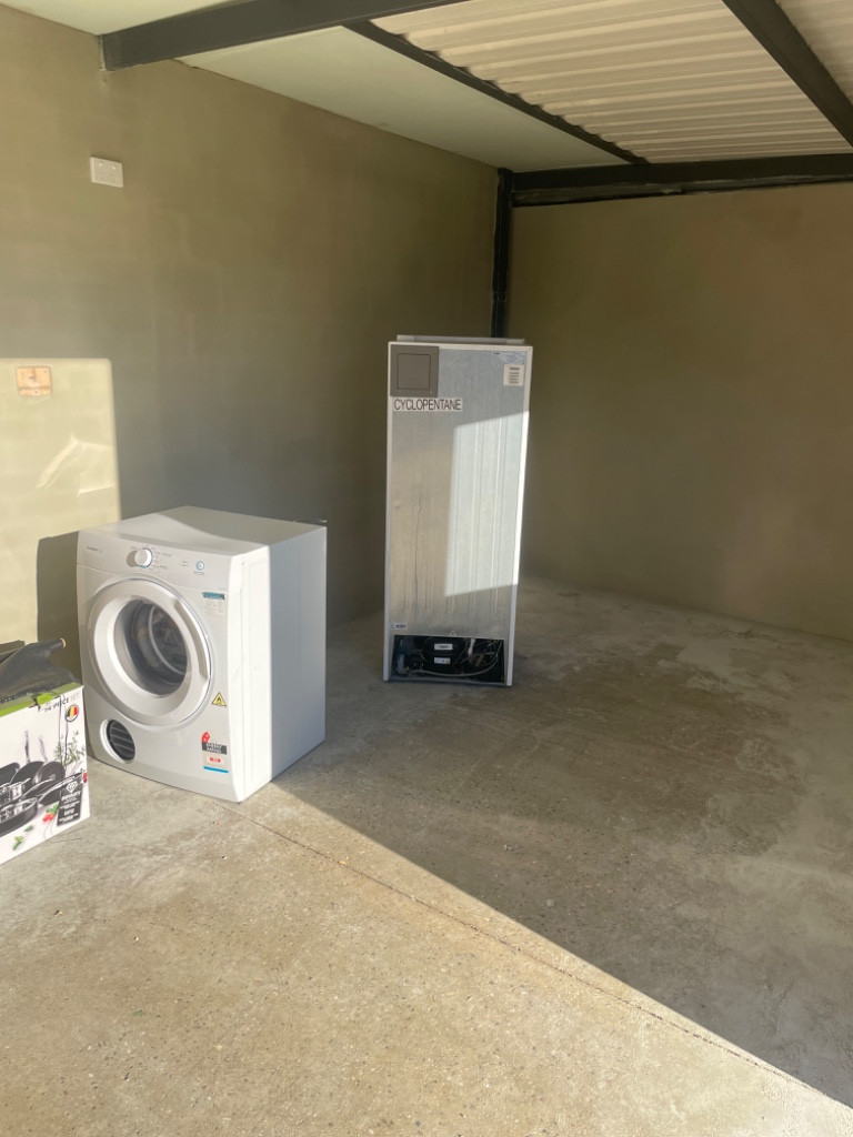 Photo by Rebecca Valente of Universal Movers AU - Large