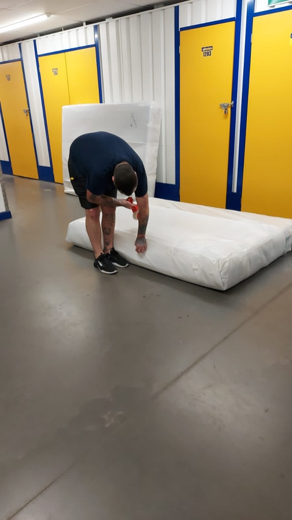 Photo by Bronwen Evans of ReloUK - Large