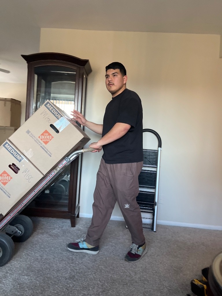 Second photo by Renee Bumbry of Helix Moving And Storage - Large