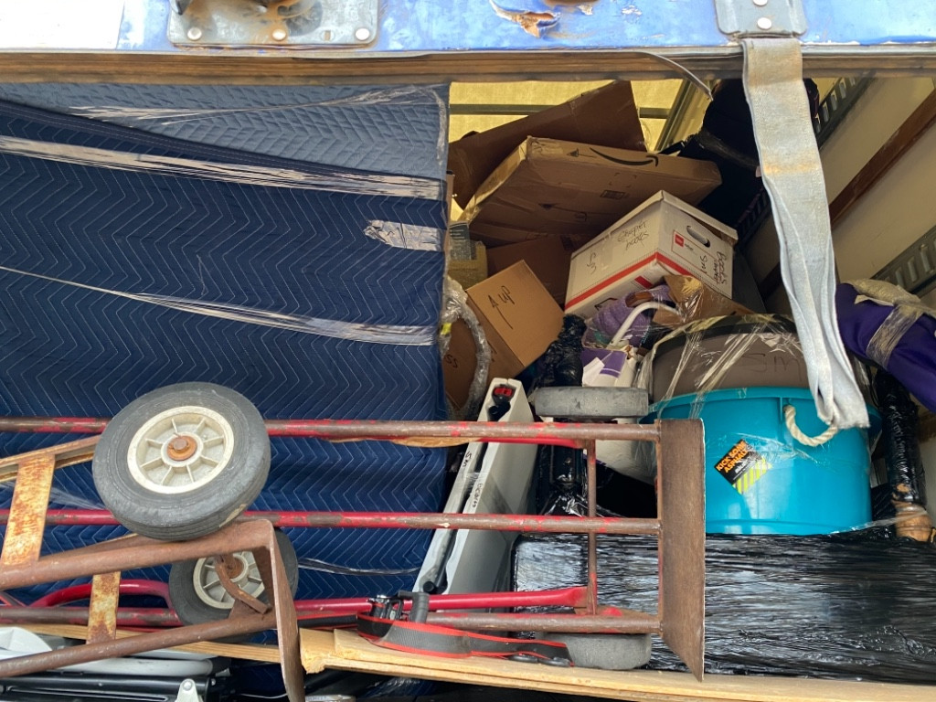 Photo by Sil Mont of Geo Vanlines - Large