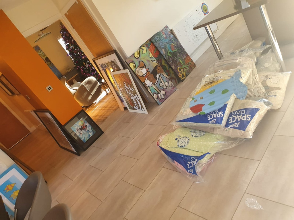 Second photo by Iain Walsh of Rainier Overseas Movers - Large