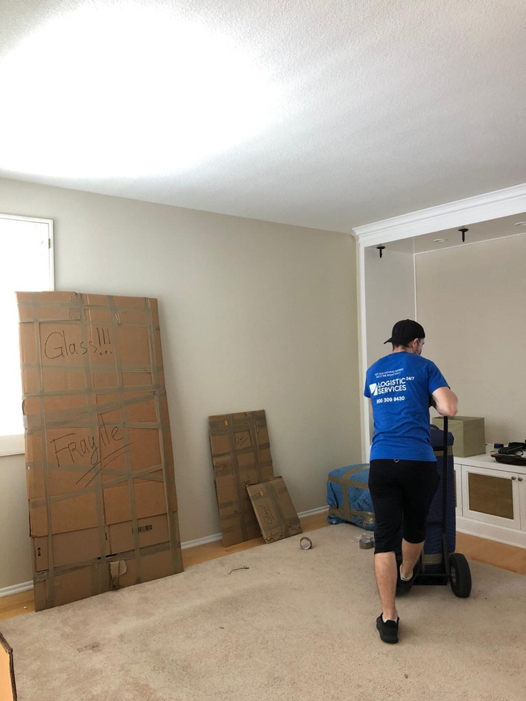 Photo by Danielle Trevizani of 24/7 Logistic Services - Large