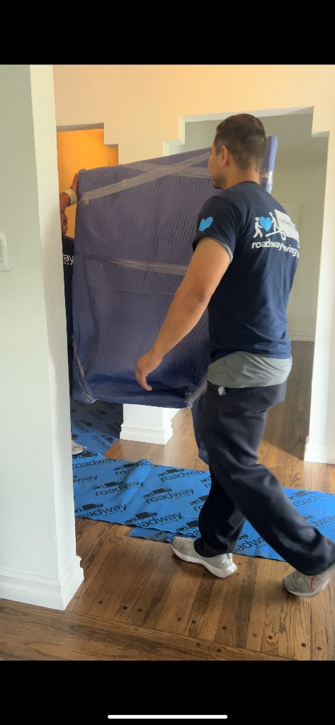 Second photo by Paulina Quiroz of Roadway Moving - Large