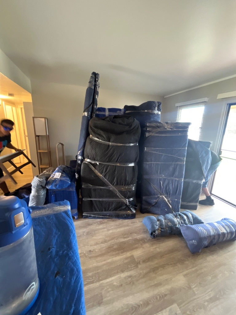 Photo by Stephanie Fr of Hawaiian Moving Pros - Large