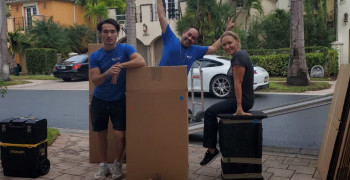 Thumbnail photo by Julia Gil of 24/7 Logistic Services